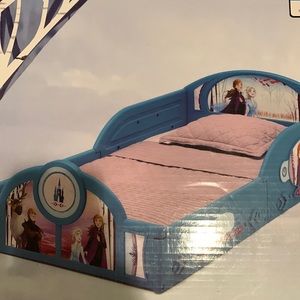 Brand new frozen toddler bed never opened